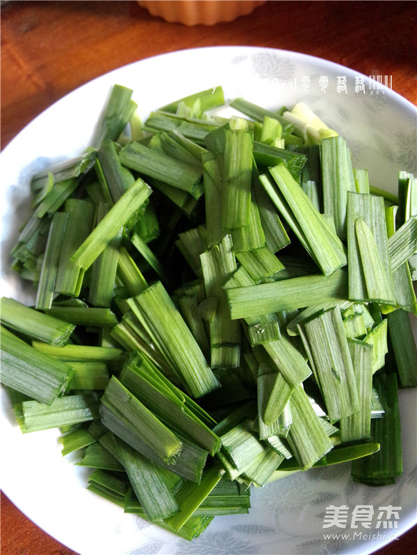 Stir-fried Broad Beans with Leek and Shrimp Skin recipe