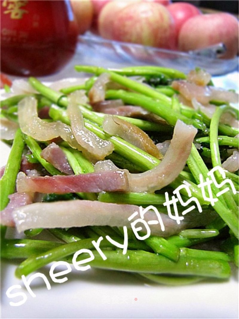 Stir-fried Bacon with Artemisia recipe