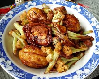 Stir-fried Cauliflower with Tiger Skin Egg and Pork Slices recipe