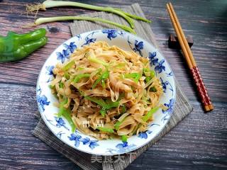 #快手素菜#pleurotus Eryngii and Green Pepper Fried Dried Shreds recipe