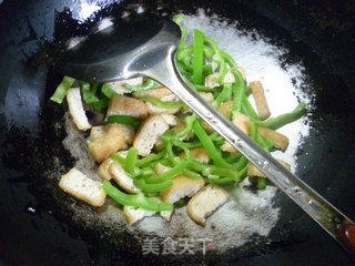 Stir-fried Tofu with Leek Sprouts and Green Pepper recipe