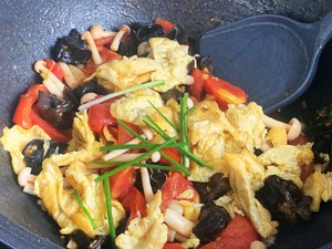 A Must-have Vegetarian Dish in Summer, Stir-fried White Mushrooms with Tomatoes and Eggs recipe