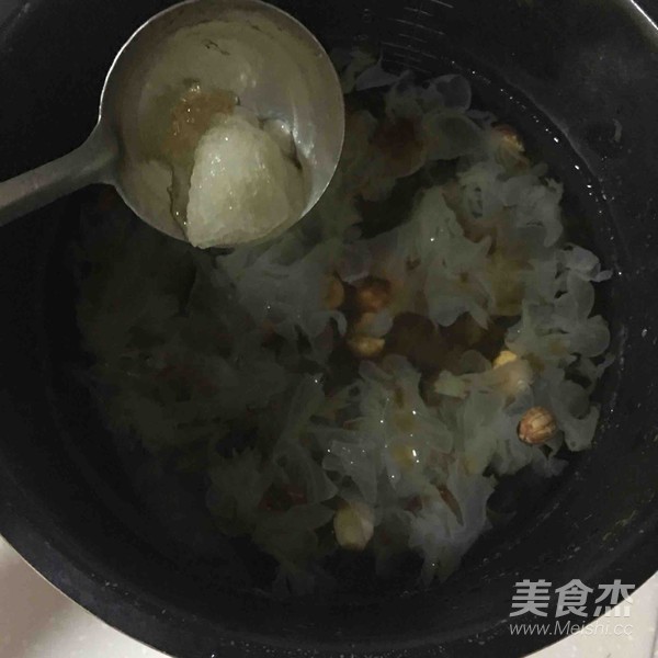 Peach Gum White Fungus Soup recipe