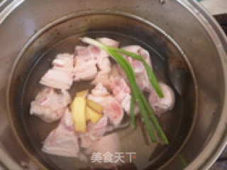 Stewed Pig's Feet with Lotus Root recipe