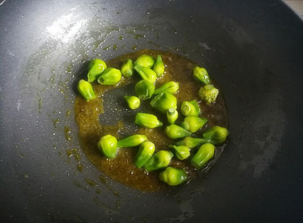 Scrambled Eggs with Garlic Moss Flower Buds recipe