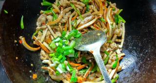 Meat Dishes—shredded Pork with Green Pepper and Dried Beans recipe