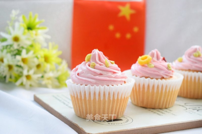 National Day Strawberry Cream Cupcakes