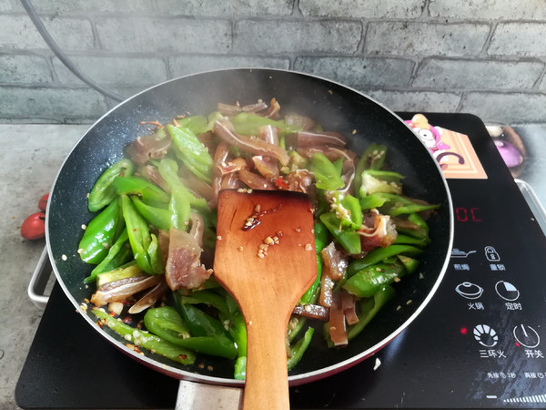 Stir-fried Pork Ears with Green Peppers recipe
