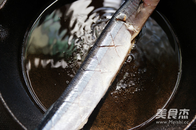 Salt-fried Saury recipe