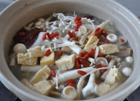 Enoki Mushroom and Red Dates Wolfberry Soup recipe