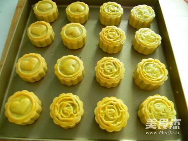 Cantonese-style Red Bean Paste and Minced Meat Mooncakes recipe