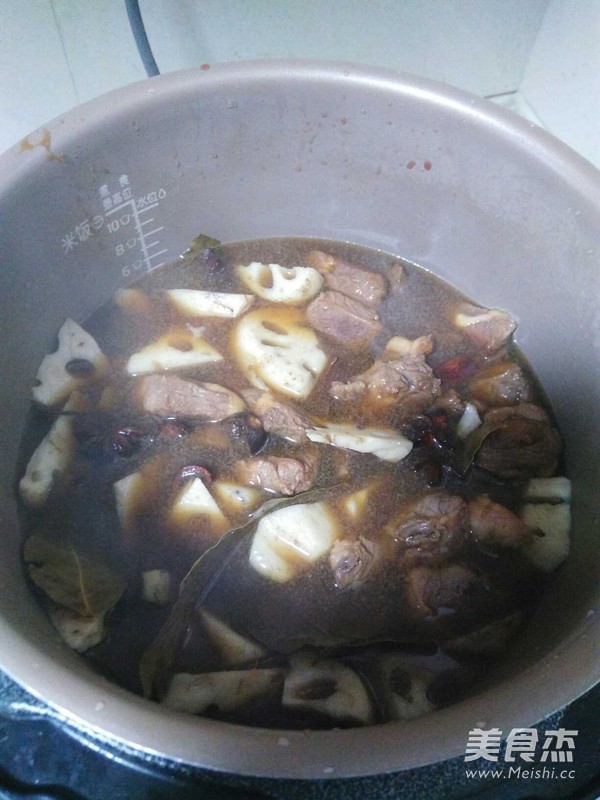 Yellow Braised Beef with Lotus Root recipe