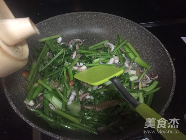Fried Squid with Celery recipe