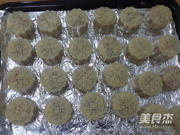 Cantonese-style Egg Yolk and Lotus Paste Mooncakes recipe