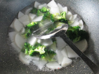 Fried Mustard with Broccoli and Radish recipe