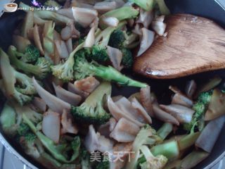 Stir-fried Chicken with Broccoli and Crispy Bone recipe