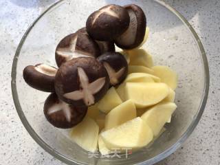 Beer-boiled Mushrooms and Potatoes Chicken Wings recipe