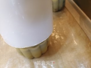 Mid-autumn Mooncake with Bean Paste and Egg Yolk recipe