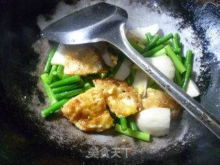 Stir-fried Lotus Leaf Egg with Oyster Mushroom and Garlic Sprouts recipe