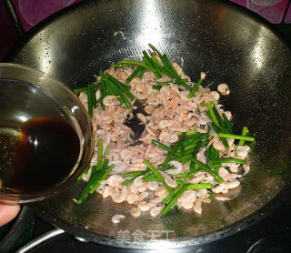 Stir-fried Krill with Garlic Sprouts recipe