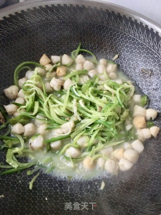 Fried Scallops with Green Radish recipe