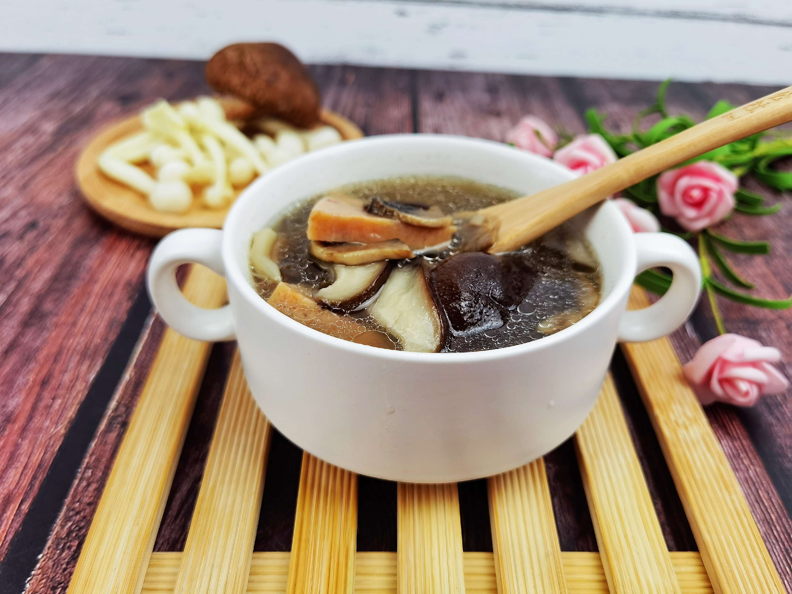 Three Kinds of Mushrooms are Simmered in A Pot of Soup for 8 Minutes, Which Can be Enjoyed in All Seasons. recipe