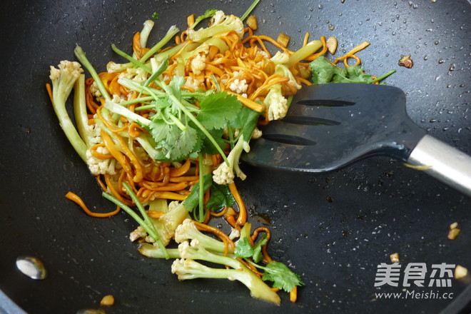 Stir-fried Cauliflower with Fresh Cordyceps recipe