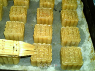 Transparent Skin Lotus Paste and Egg Yolk Mooncakes recipe