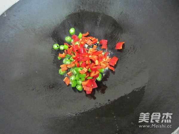 Stir-fried Poached Egg with Double Pepper recipe