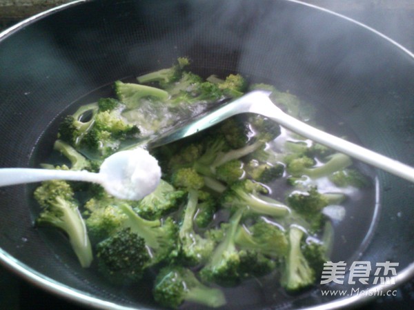 Stir-fried Crispy Sausage with Broccoli recipe