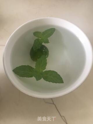 Summer Drink-honey Lemon Mint Water recipe