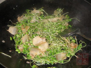 Stir-fried Black Bean Sprouts with Bacon recipe