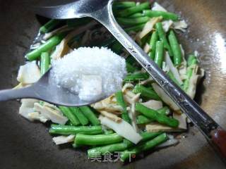 Stir-fried Bamboo Shoots with Plum Beans recipe