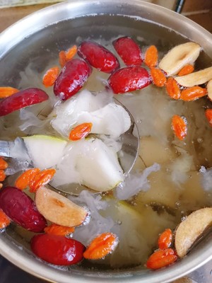 Tremella Pear Soup (good for Removing Dryness in Autumn, Clearing Fire, and Moisturizing Lungs) recipe