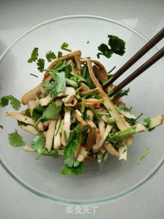 Coriander Mixed with Dried Bean Curd recipe