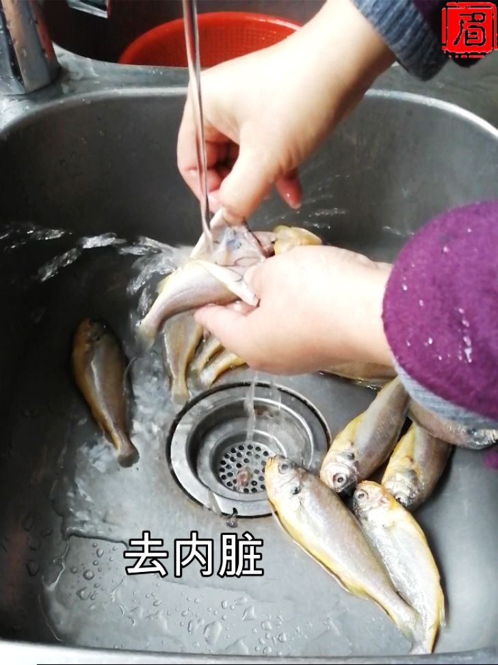 Steamed Yellow Croaker with Pickles recipe