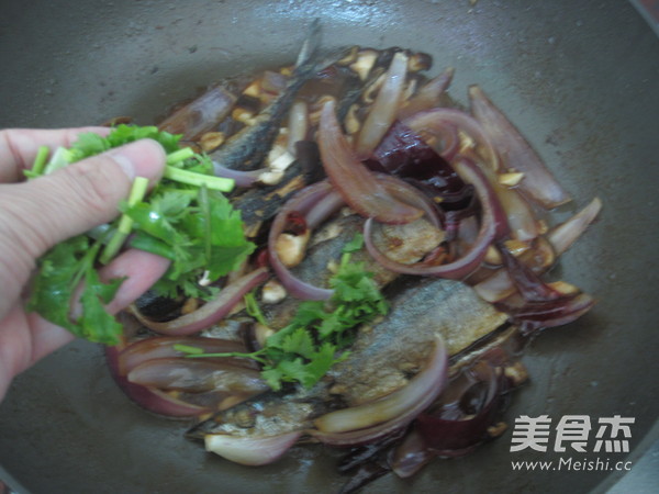 Stewed Saury with Onion and Shiitake Mushrooms recipe