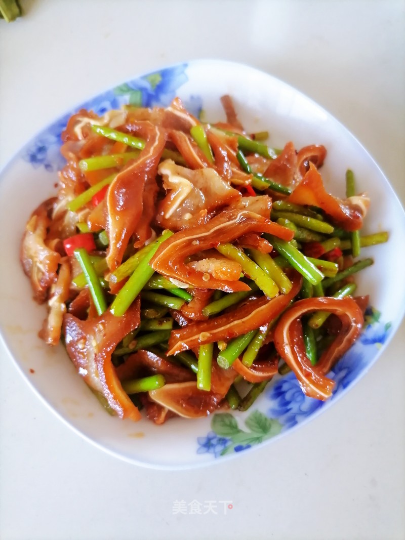 Stir-fried Pork Ears with Garlic Moss recipe