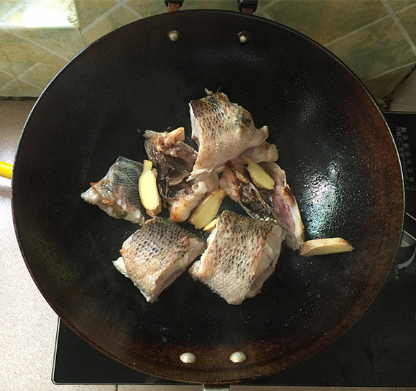 Choi Fish Simmered Lotus Root Soup recipe