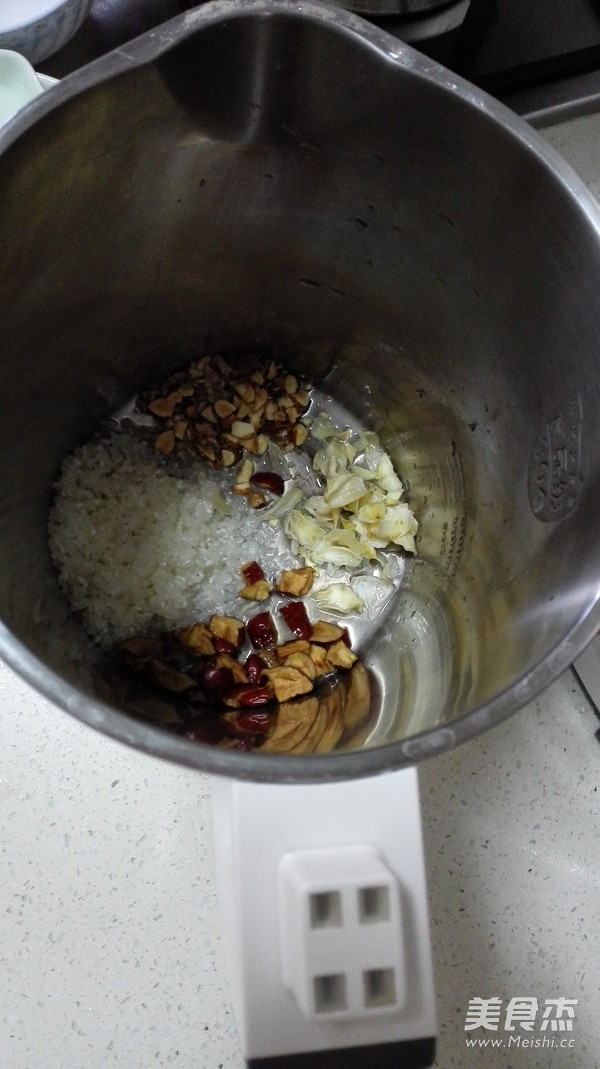 Almond, Lily and Red Date Rice Porridge recipe