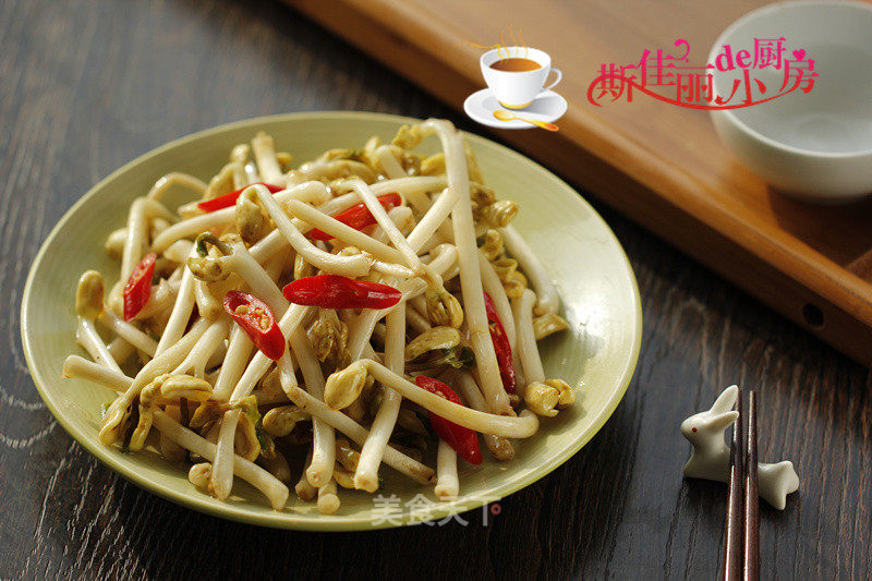 Stir-fried Peanut Buds with Red Pepper recipe