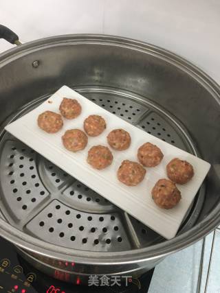 Steamed Meatballs with Horseshoe Parsley recipe