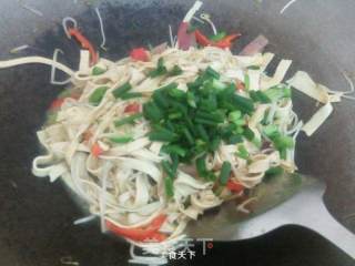 Stir-fried Bean Curd with Double Pepper Bean Sprouts recipe