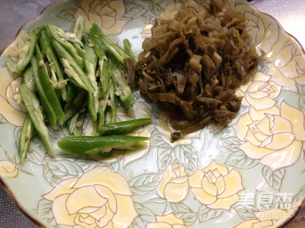 Shredded Beef with Lettuce and Pickled Cabbage recipe