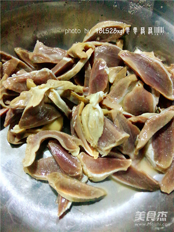 Stir-fried Duck Gizzards with Garlic Stalks recipe