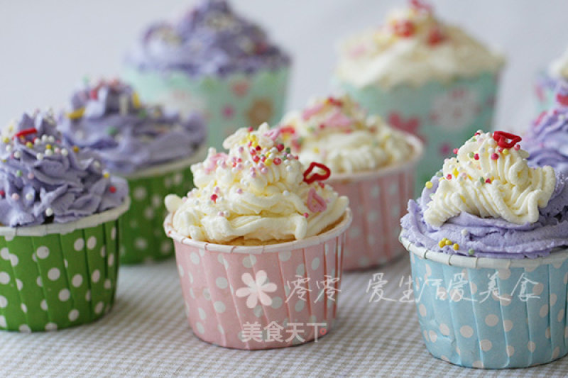 Cream Decorated Cupcakes recipe