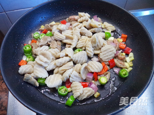 Stir-fried Noodles with Beef Cat's Ears recipe