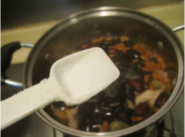 Wine-flavored Black Fungus Pot Chicken recipe