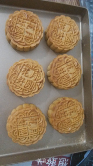 Bean Paste and Lotus Paste Mooncakes recipe