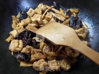 Braised Bamboo Shoots with Black Fungus and Small Oil Tofu recipe